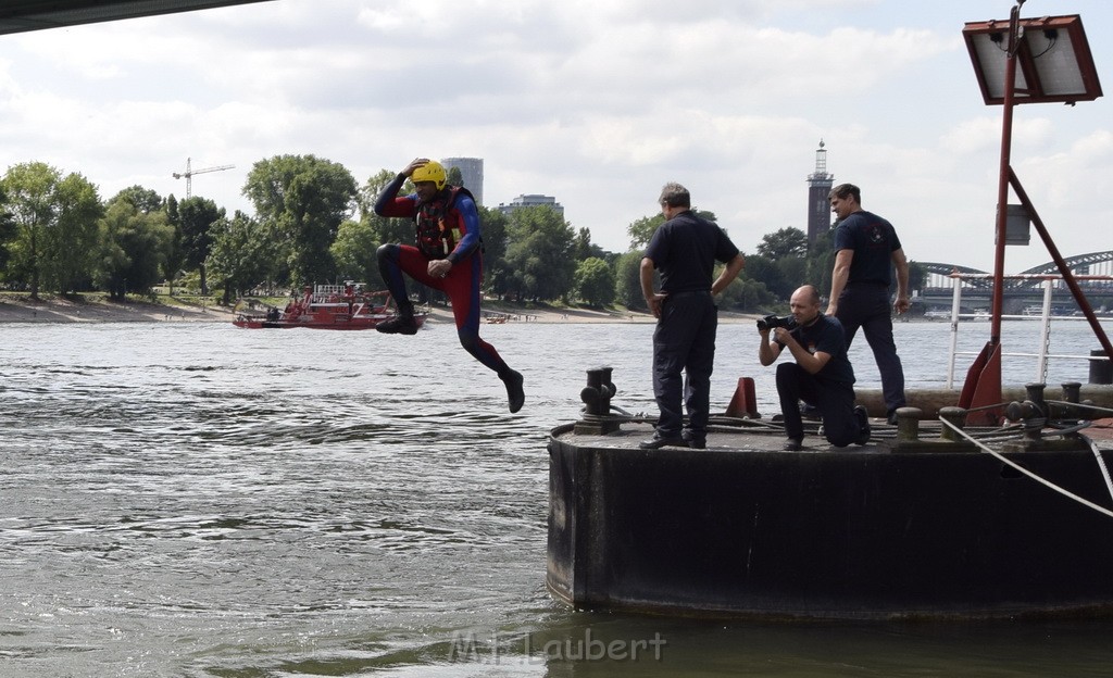 Uebung BF Taucher und Presse Koeln Zoobruecke Rhein P273.JPG - Miklos Laubert